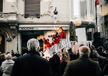 men watching parade thumbnail