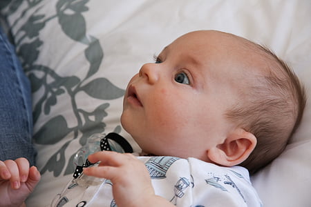 baby facing sideways thumbnail