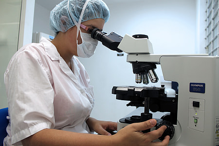 woman using microscope thumbnail