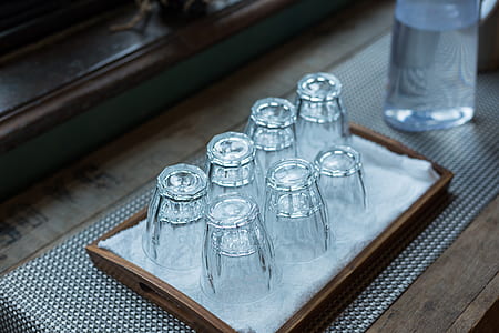 tray of 7-piece glass on table thumbnail