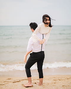 photo of man carrying woman thumbnail