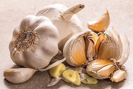 garlic cloves on carpet thumbnail