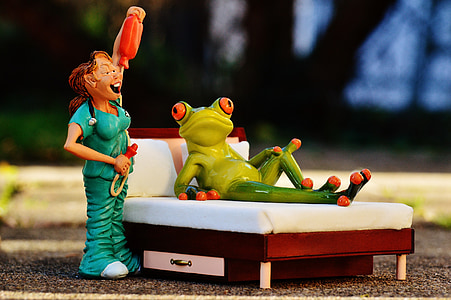 red-eyed frog lying on bed figurine thumbnail