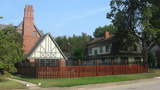 Houses on Willow Road in Evansville, Indiana thumbnail