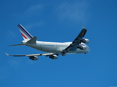 airplane in flight thumbnail