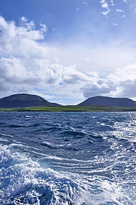 ocean under blue sky thumbnail