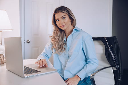 Business Woman With Laptop Photo thumbnail