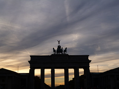 silhouette of arch thumbnail