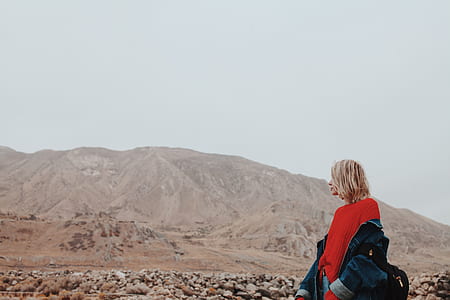 woman looking at the mountain thumbnail