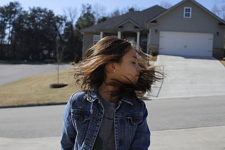 woman swaying her head thumbnail