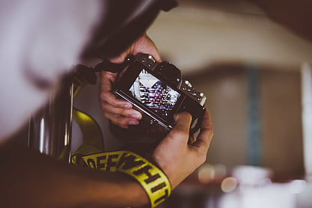 black DSLR camera turn on thumbnail