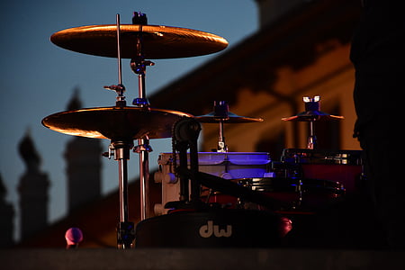 selective focus photo of brown cymbals thumbnail