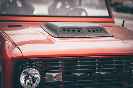 red Ford SUV thumbnail