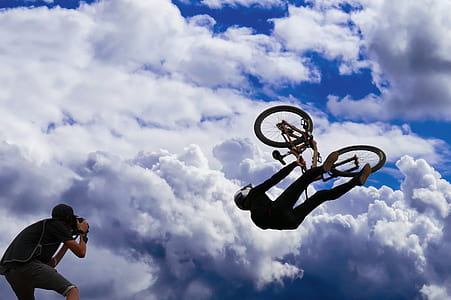 man doing bike tricks in mid air thumbnail