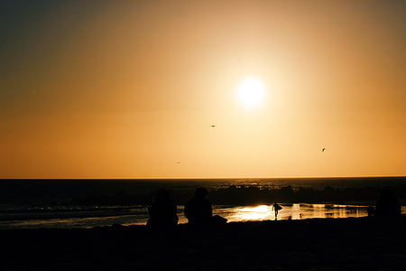 two person on the seashore thumbnail