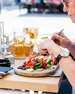 man eating vegetable salad thumbnail