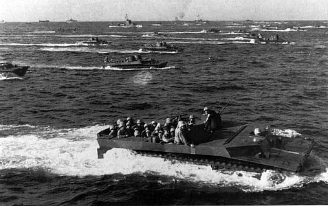 LVTs approach Iwo Jima during World War II thumbnail