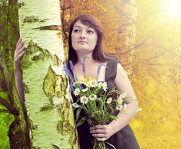 woman holding daisy flowers thumbnail