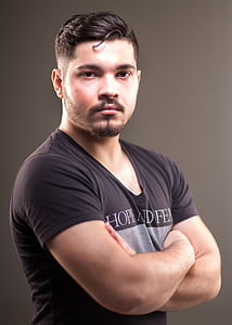 man wearing black crew-neck t-shirt thumbnail