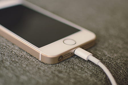 turned off rose gold iPhone SE thumbnail