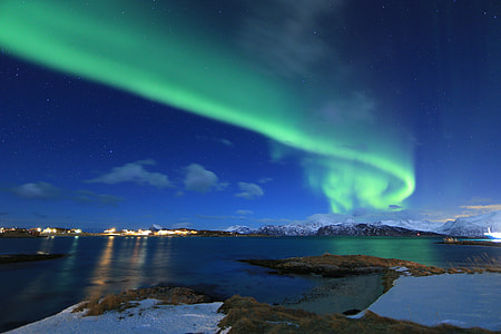 aurora lights above lake thumbnail
