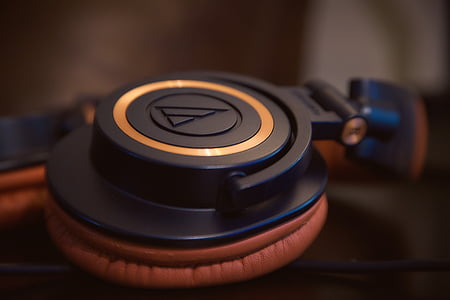 black headphones thumbnail