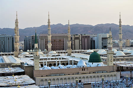 white and brown Mecca mosque thumbnail