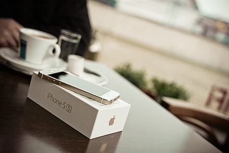 New iPhone 5S Gold in cafe thumbnail