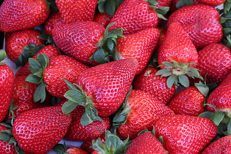 pile of strawberries thumbnail