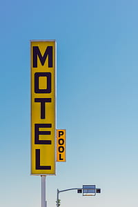photo of yellow Motel signag e thumbnail