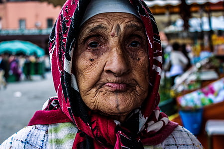 woman in pink and black headscarf thumbnail
