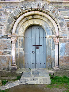 photo of gray plank door thumbnail
